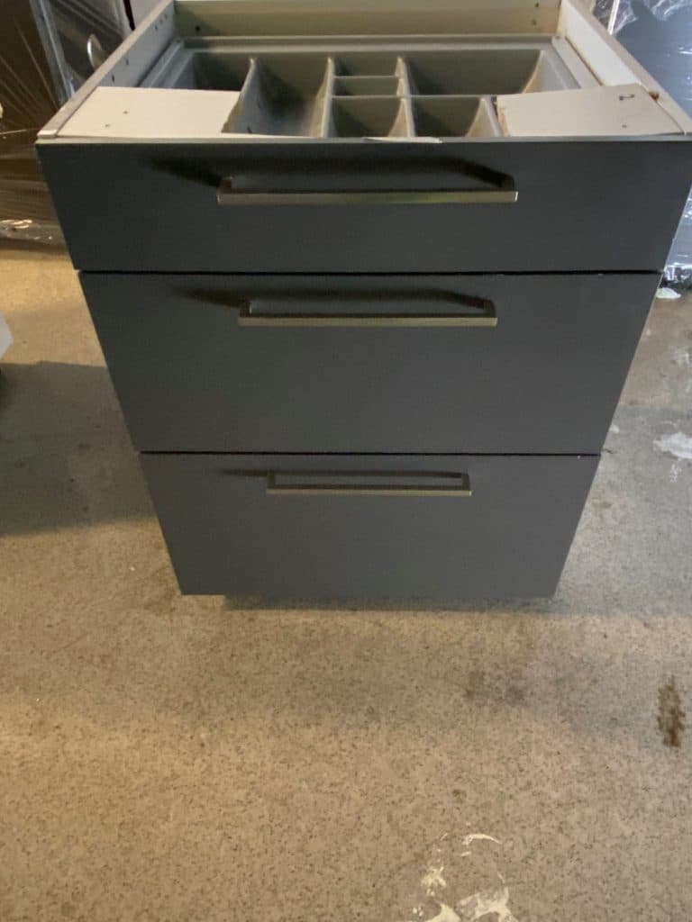 Pent kjøkken med mørke fronter og stålhåndtak 1