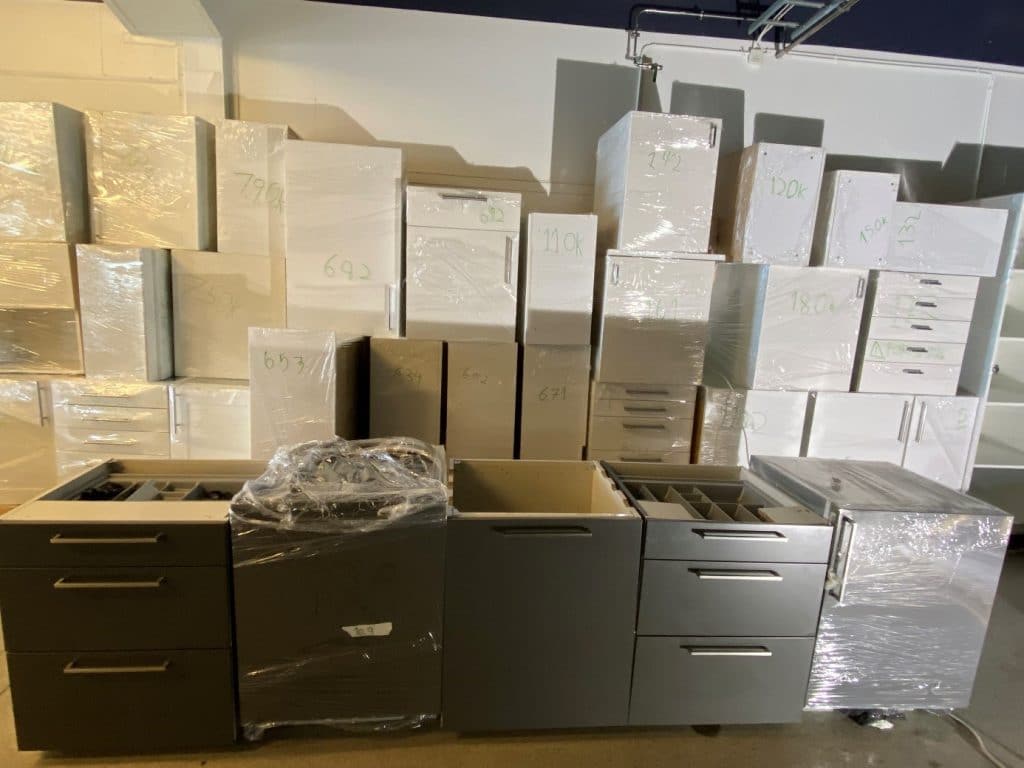 Pent kjøkken med mørke fronter og stålhåndtak 3