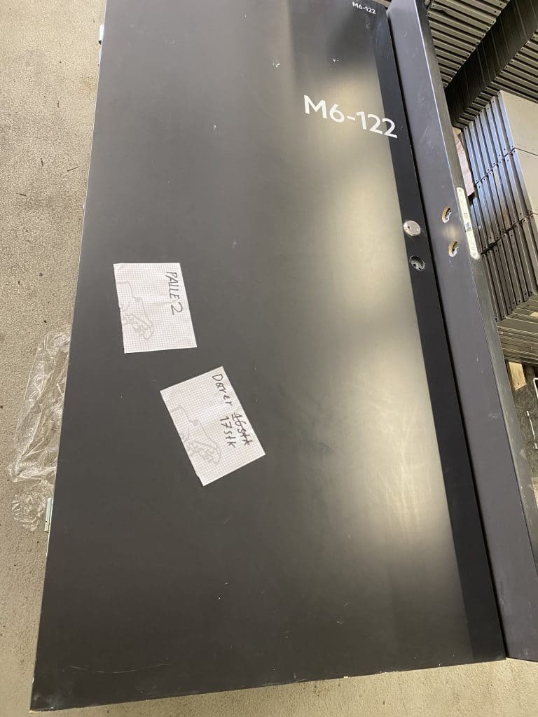 Mørke kontordører 2